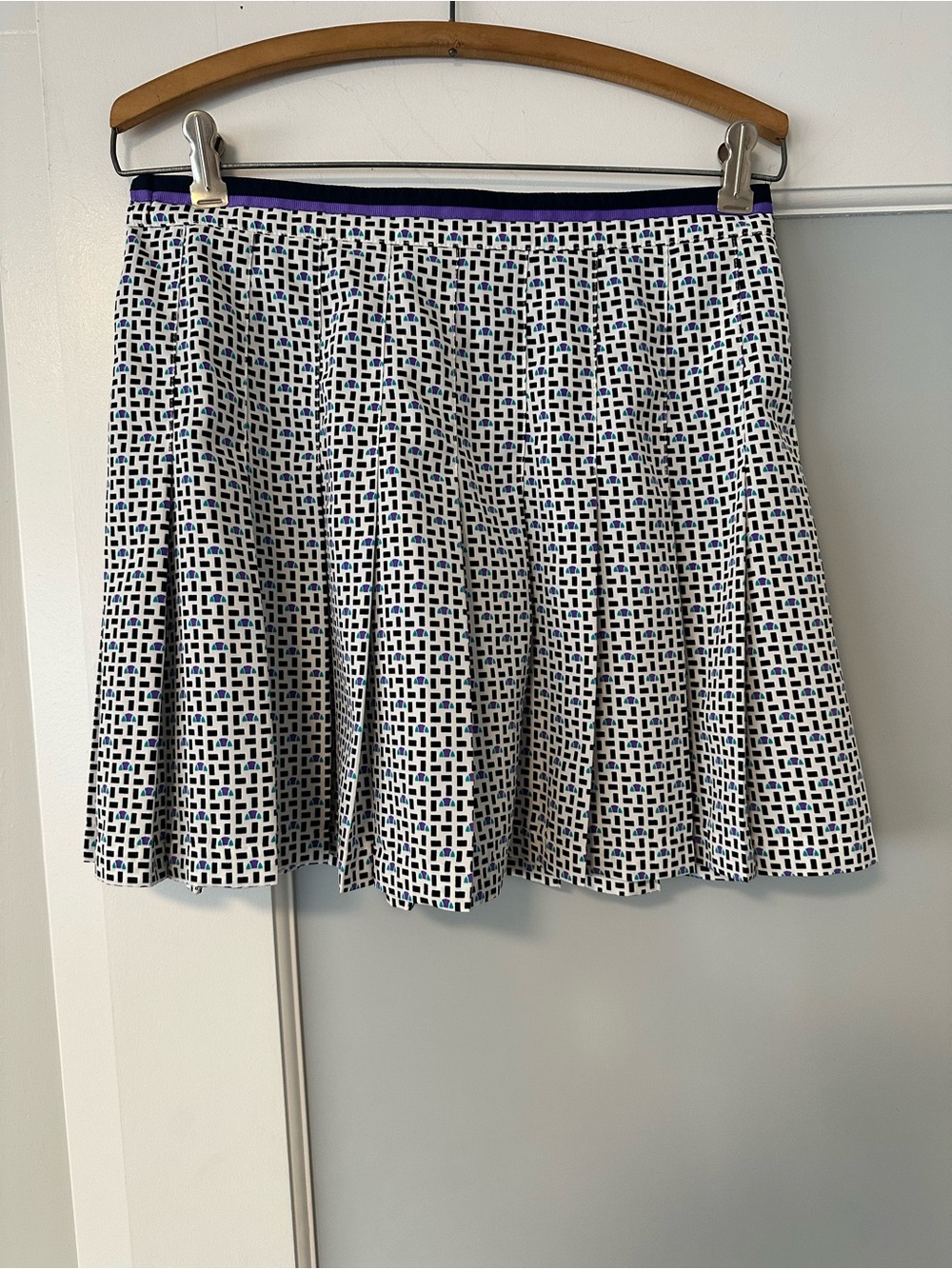 Pleated Geometric Print Tennis Skirt in White and Navy